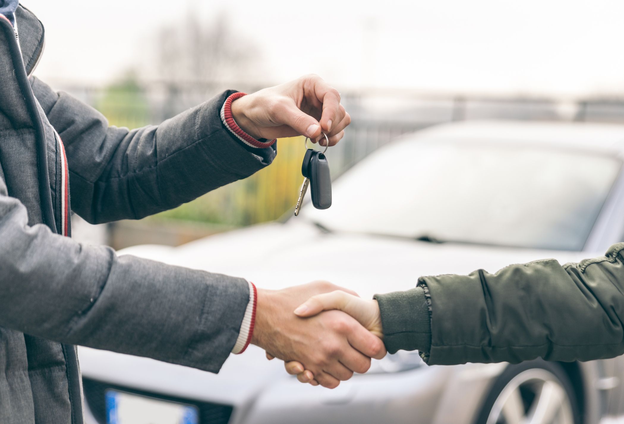 Handschlag beim sofortigen Autoankauf durch Auto Wiss
